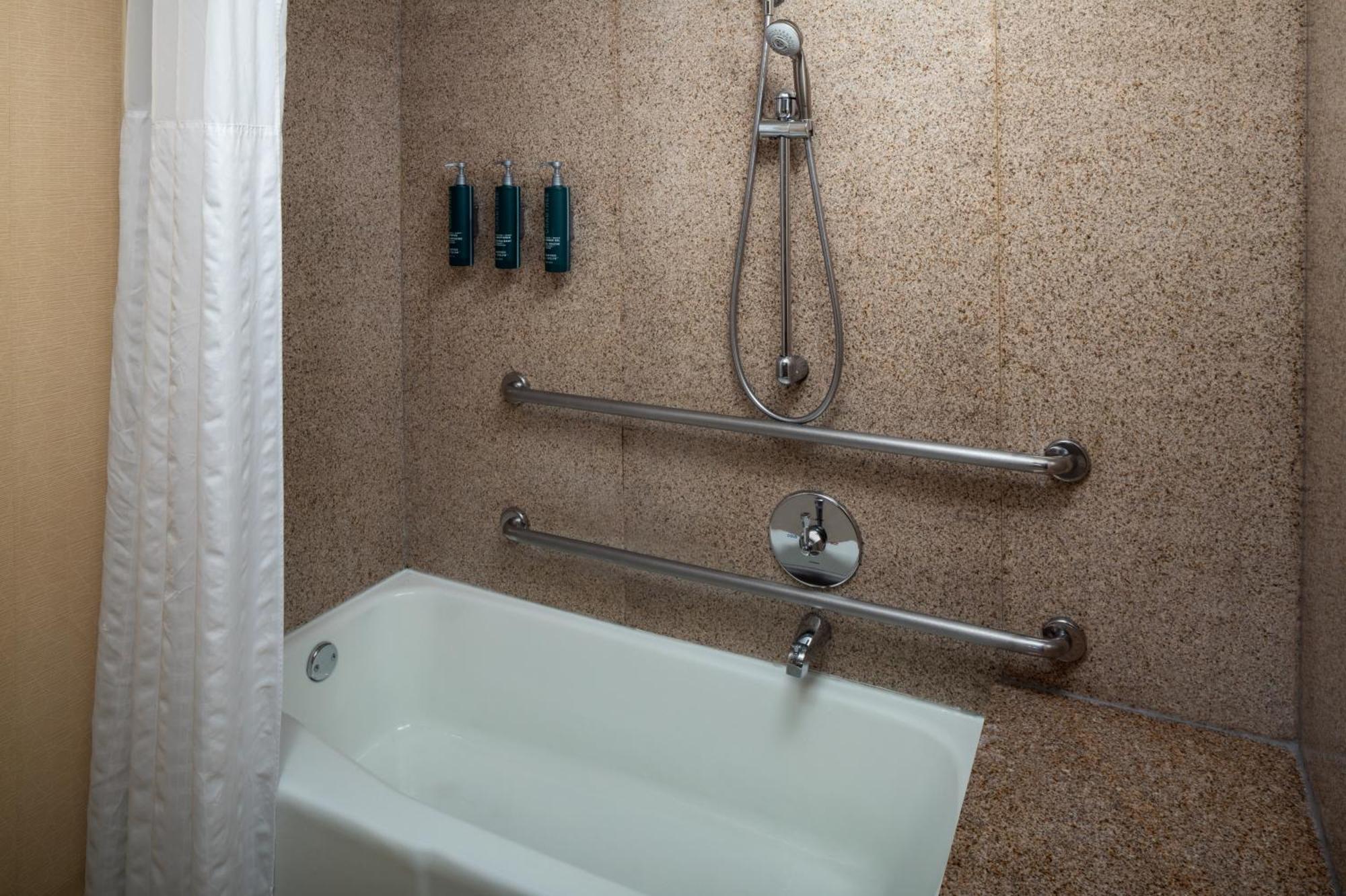 Hotel Doubletree Boston North Shore 4*